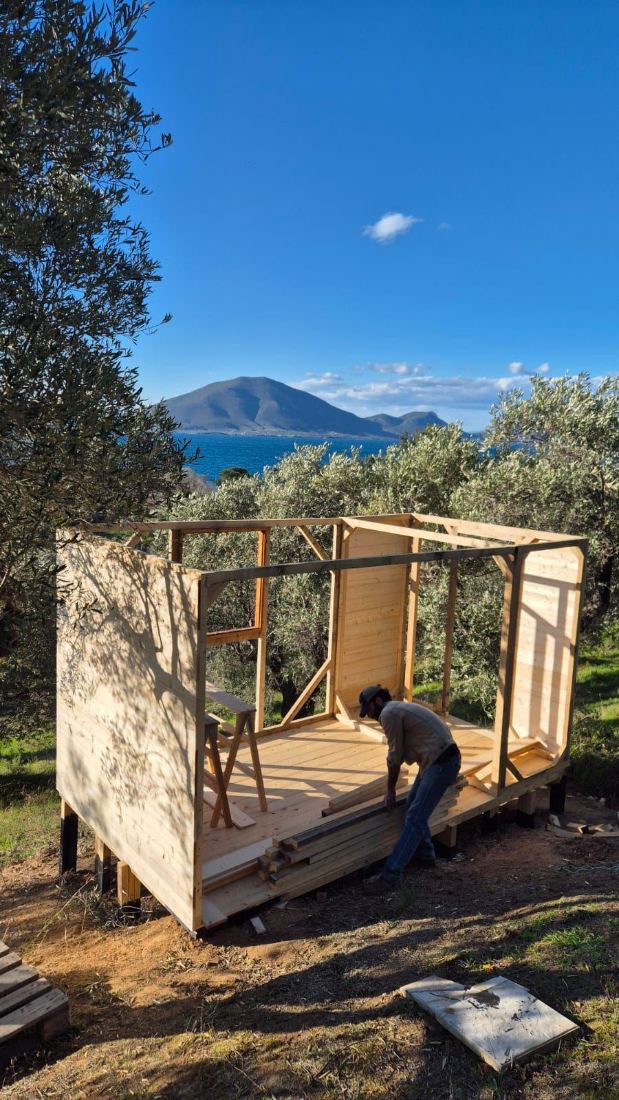 Building a timber cabin above the sea